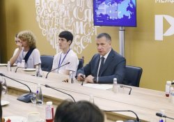 Юрий Трутнев встретился со школьниками и студентами новых регионов на выставке 